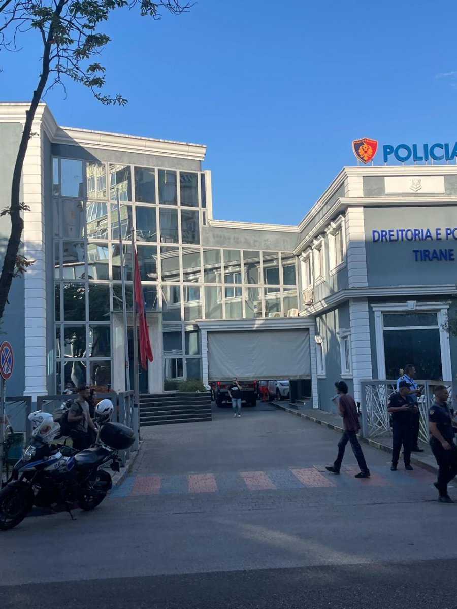 FOTO/ Zjarr në ambientet e Policisë së Tiranës