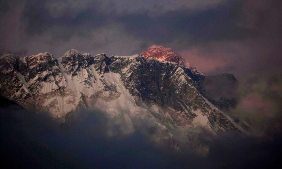 Amerikani thyen rekordin botëror: Ngjitet në Everest për vetëm 10 orë