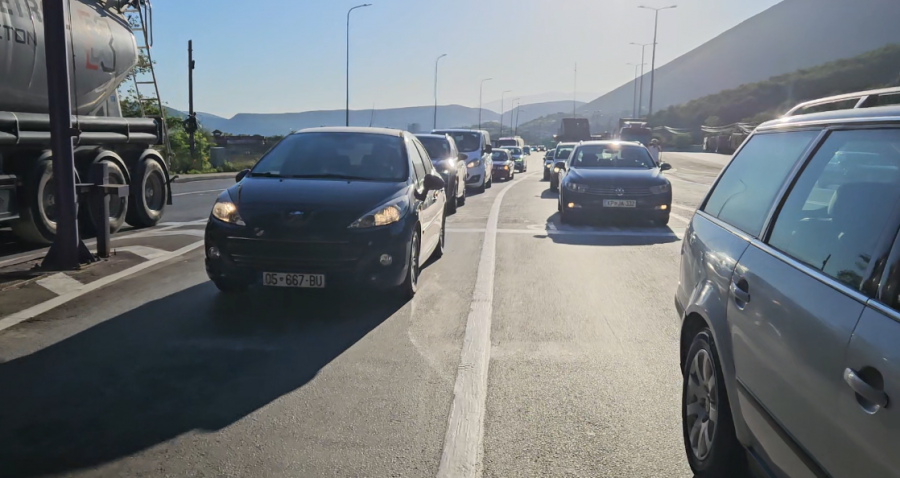 Rritet fluksi në Morinë, mbi 26 mijë udhëtarë kalojnë kufirin drejt bregdetit shqiptar